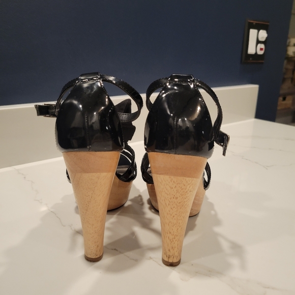 Fergie Strappy Ruffle block heels Size 6 EUC - Picture 5 of 8